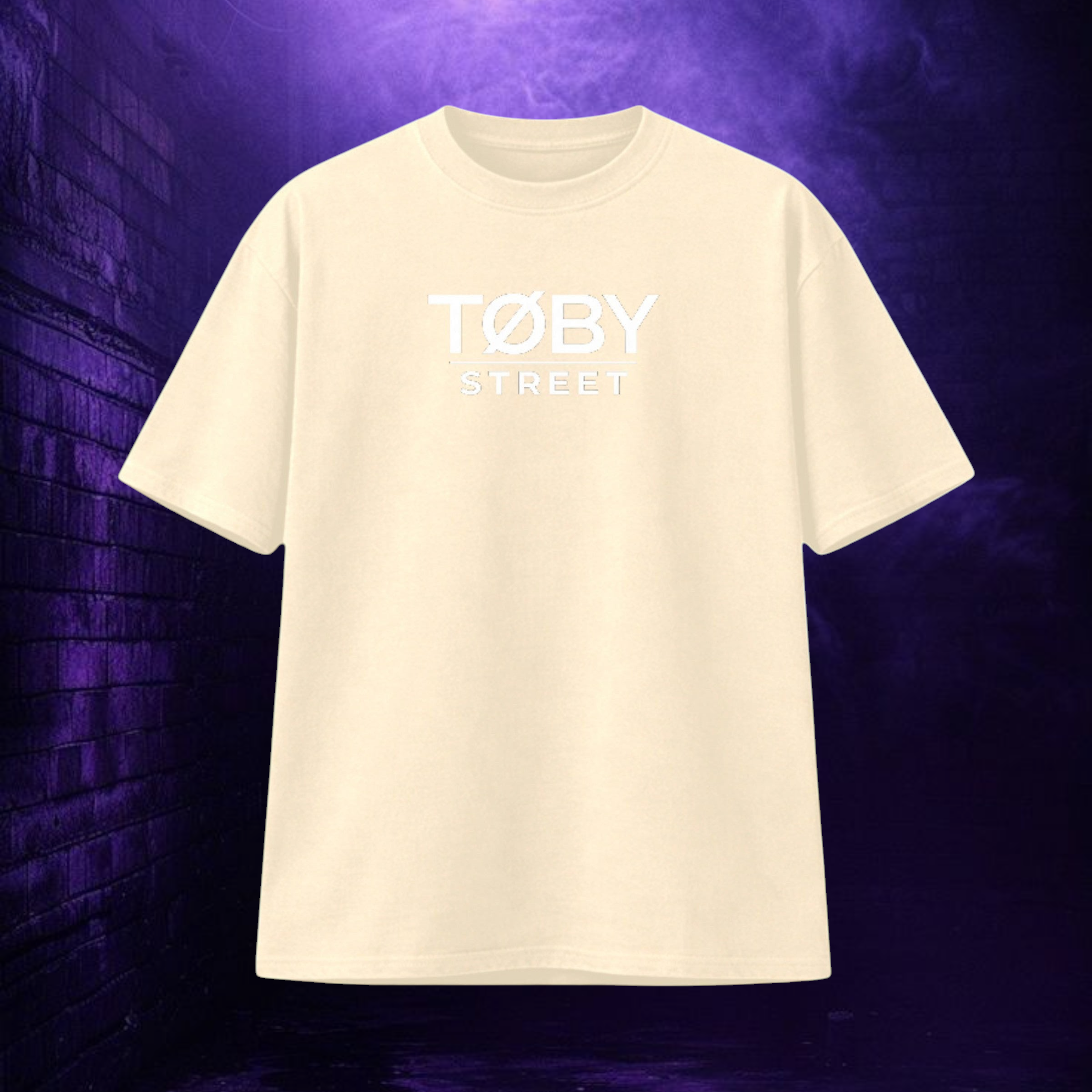 Camiseta de algodón color crema de TØBY STREET con logo blanco estampado en el pecho, estilo urbano y corte relajado.