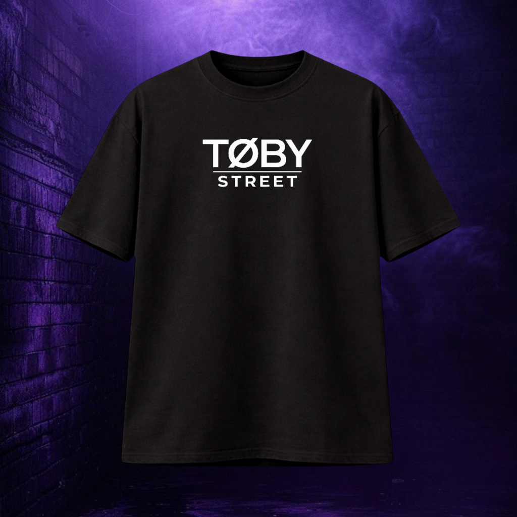 Camiseta negra de algodón TØBY STREET con logotipo blanco estampado en el pecho sobre fondo urbano morado