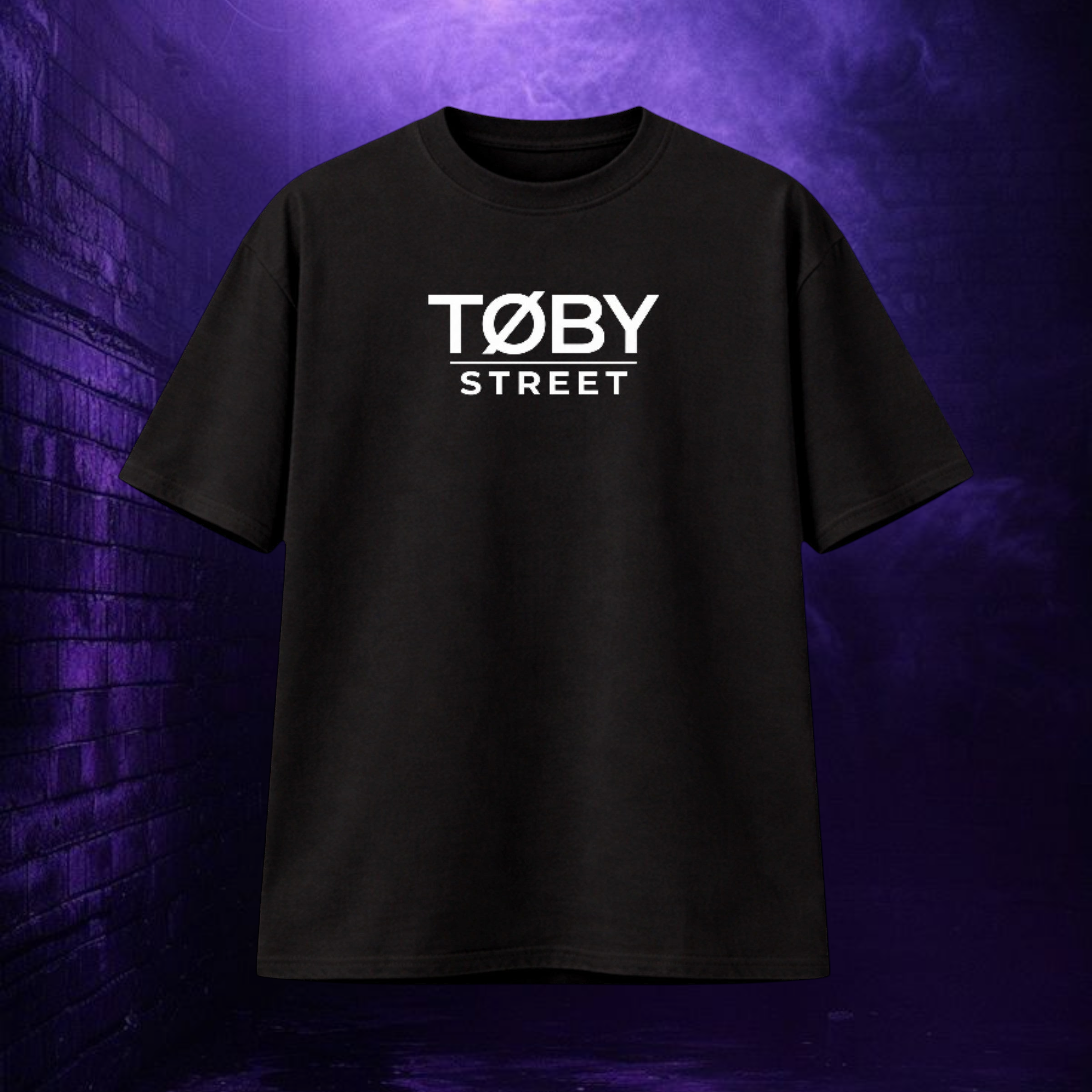 Camiseta negra de algodón TØBY STREET con logotipo blanco estampado en el pecho sobre fondo urbano morado