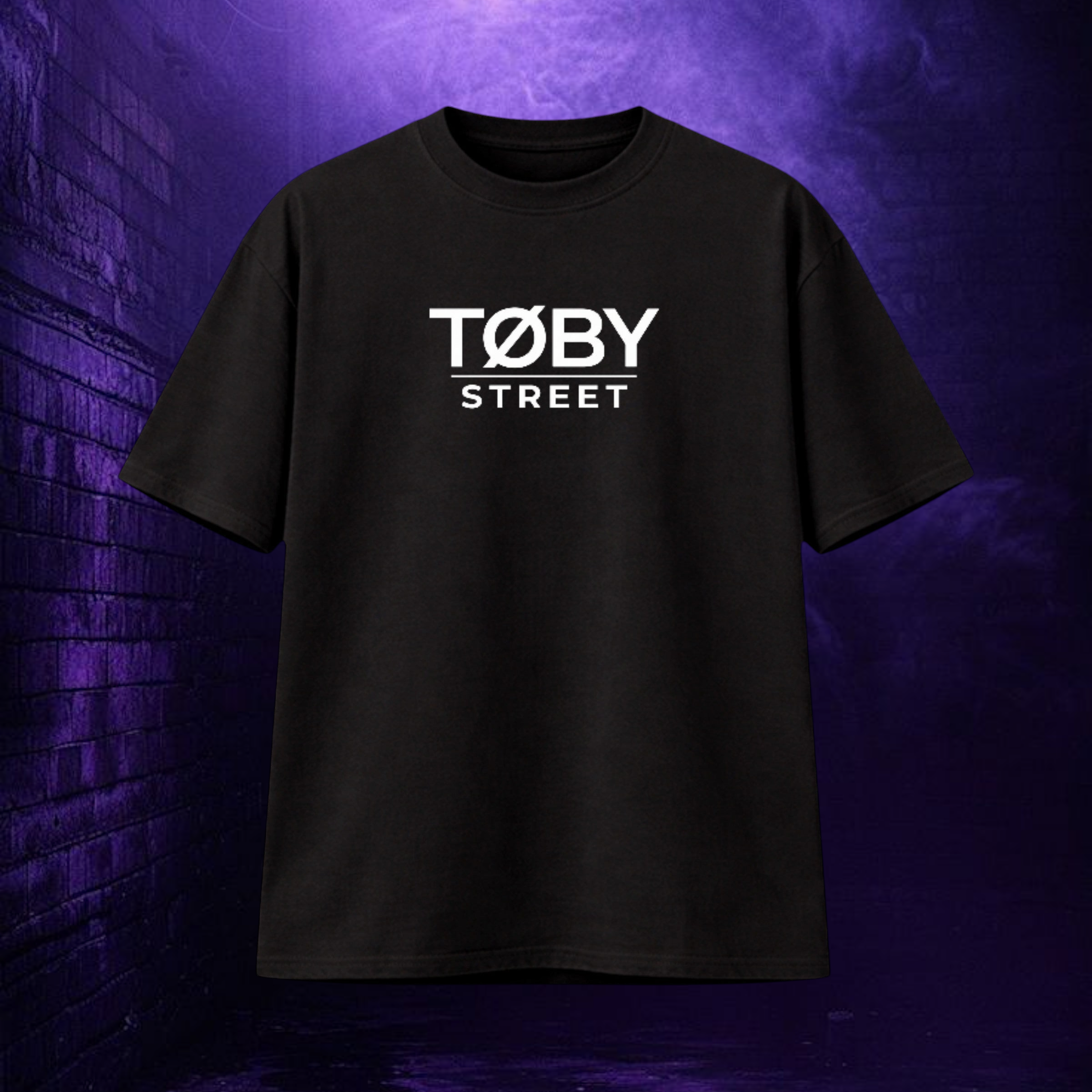 Camiseta oversize negra de algodón TØBY STREET con logotipo blanco estampado en el pecho sobre fondo urbano