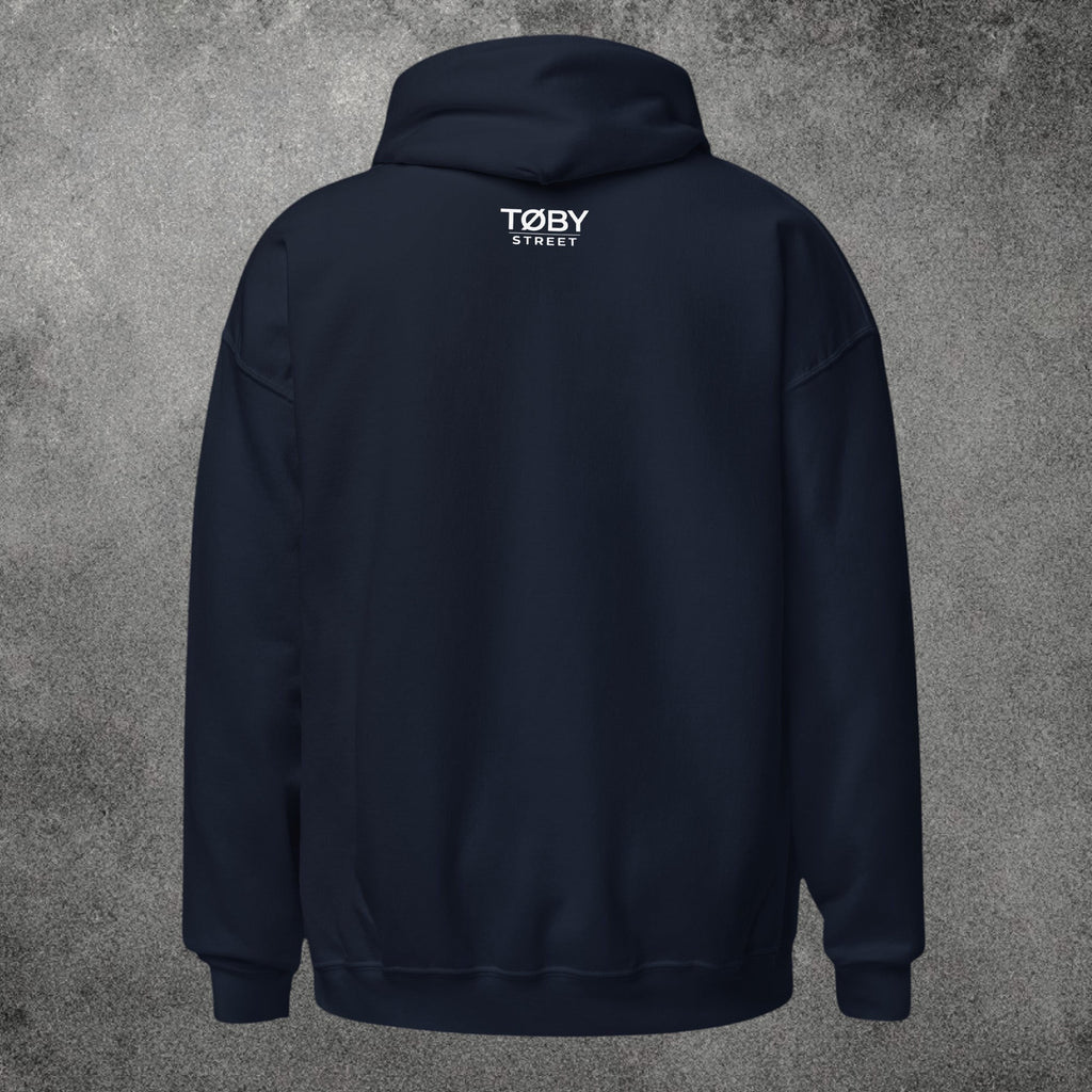 Sudadera con capucha unisex azul marino de TØBY STREET con logo estampado en la parte trasera sobre fondo gris.