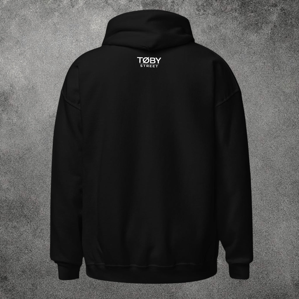 Sudadera con capucha negra unisex TØBY STREET vista trasera con logo blanco en la nuca y tejido de mezcla suave