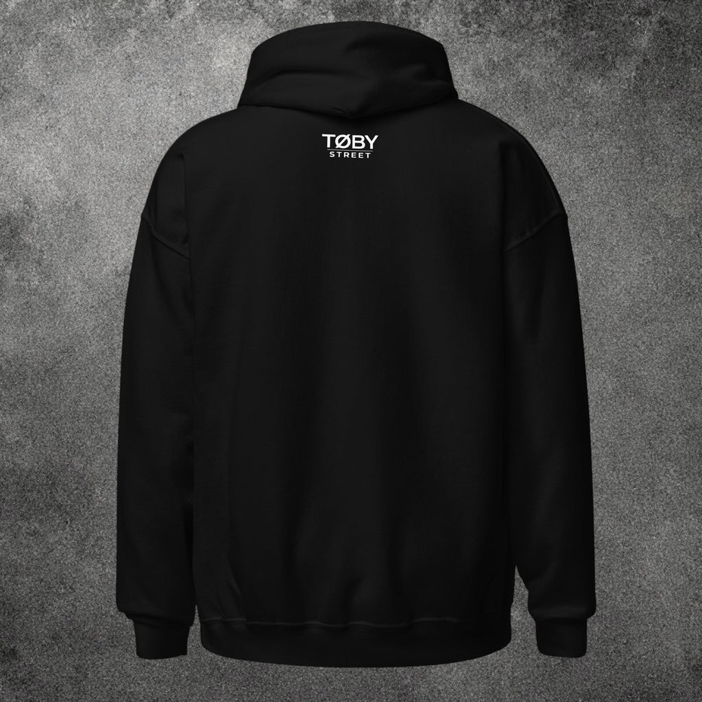 Sudadera con capucha negra TØBY STREET vista trasera con logo blanco en la nuca, tejido suave de algodón y poliéster.