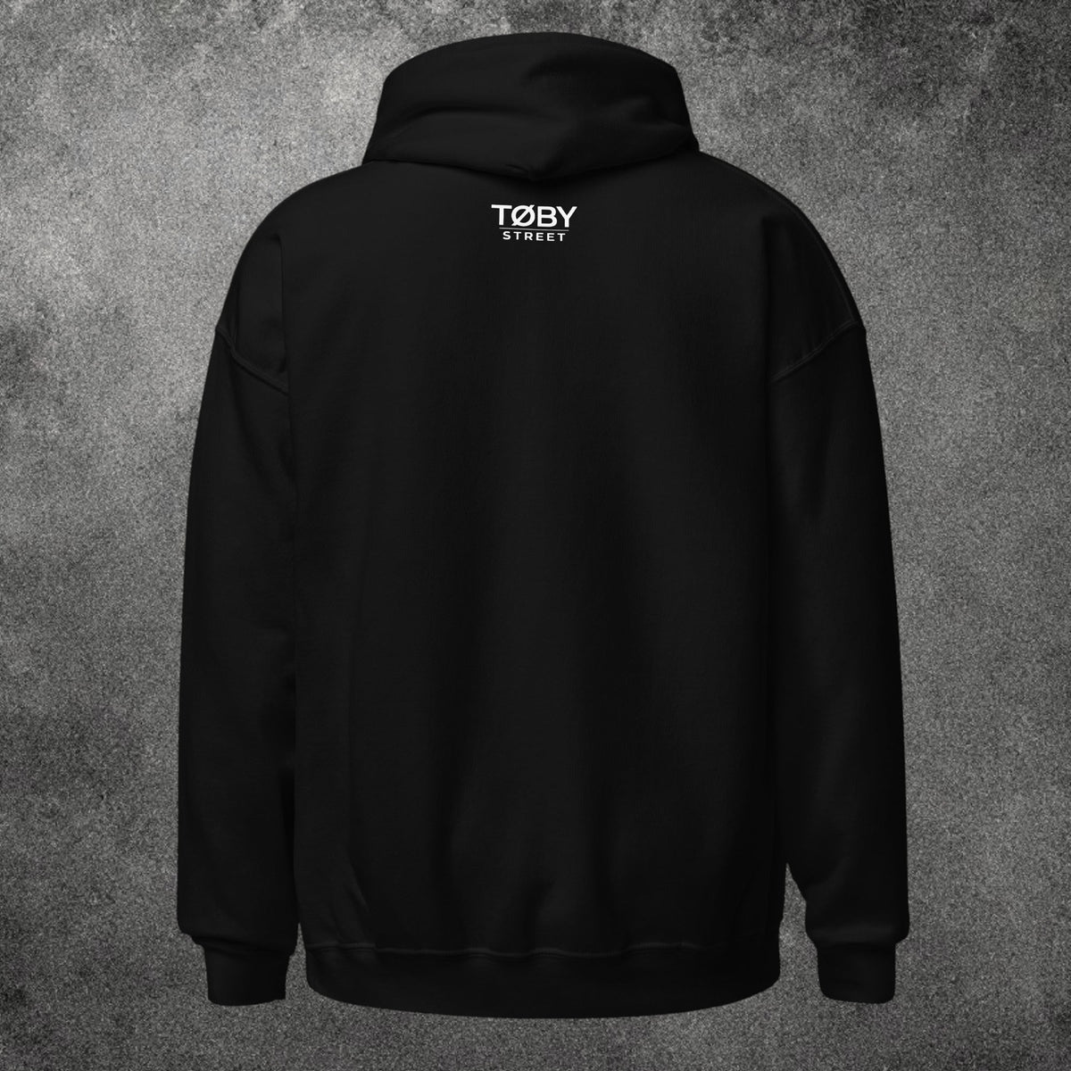 Sudadera con capucha negra TØBY STREET vista trasera con logo blanco en la nuca, tejido suave de algodón y poliéster.