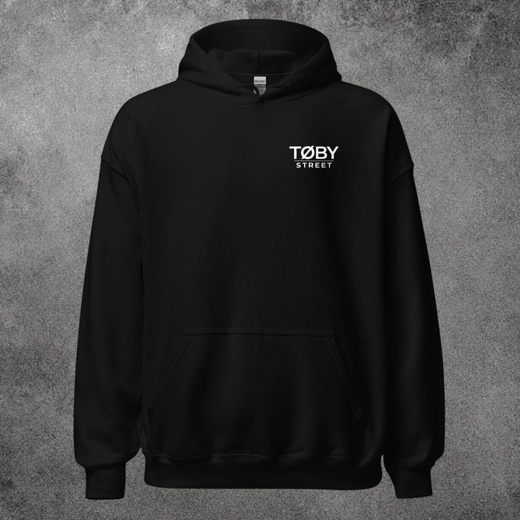 Sudadera con capucha unisex negra TØBY STREET con bolsillo canguro y logo blanco en el pecho sobre fondo gris